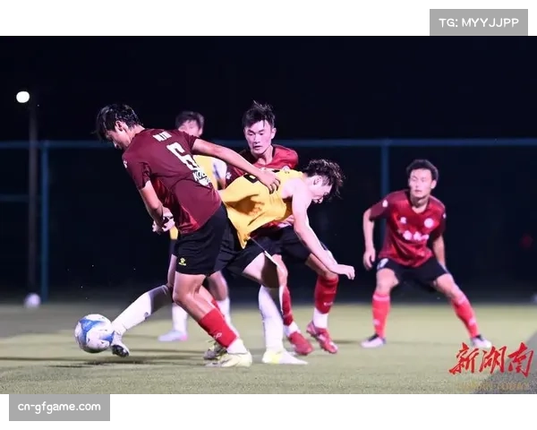 场边热身球员互动，替补席战术指令传递场景